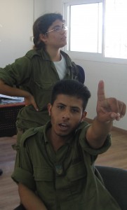 מש"קיות הוראה: נפגשות עם אנשים שכמעט ואינם יודעים עברית, אך מתפקדים מצוין בצה"לית