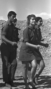 חיל חינוך או חיל בידור: צוות הווי בתקופת מלחמת ההתשה. צילום: לע"מ