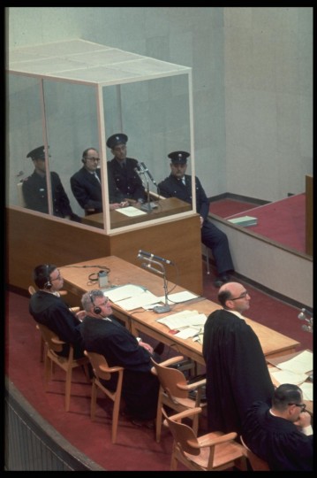 התובע, גדעון האוזנר מול הנאשם בתא הזכוכית: יותר משהיה אייכמן פסיכופט, הוא היה אדם צייתן המוכן לעשות הכל כדי לרצות את הממונים עליו. צילום: לע"מ