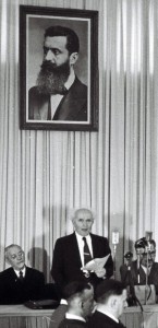 בן גוריון קורא את מגילת העצמאות / צילום: לע"מ