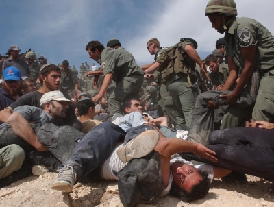 עיקרון היסוד במחשבתו של הרב גינזבורג קובע שהמציאות חשוכה, ואינה יכולה להיגאל אלא כשיבוא אור גבוה ממנה ויגאל אותה - בכוח / עימות בין מתנחלים למשמר הגבול, יצהר, 2004 / צילום: פלאש 90